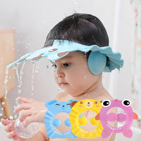 Casquette de bain bébé portée pendant le rinçage