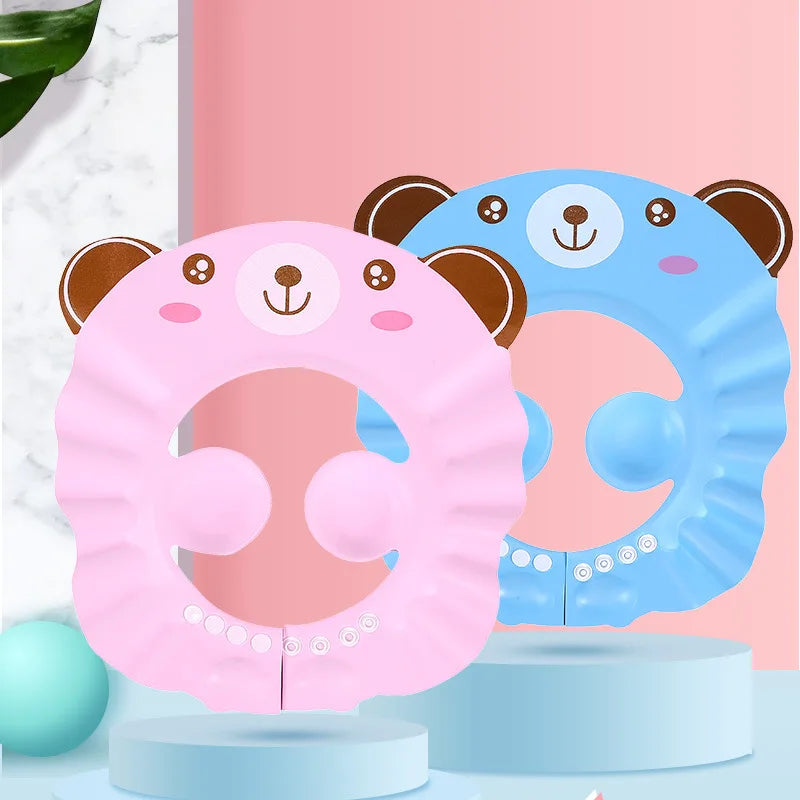 Casquette de bain bébé portée pendant le shampoing