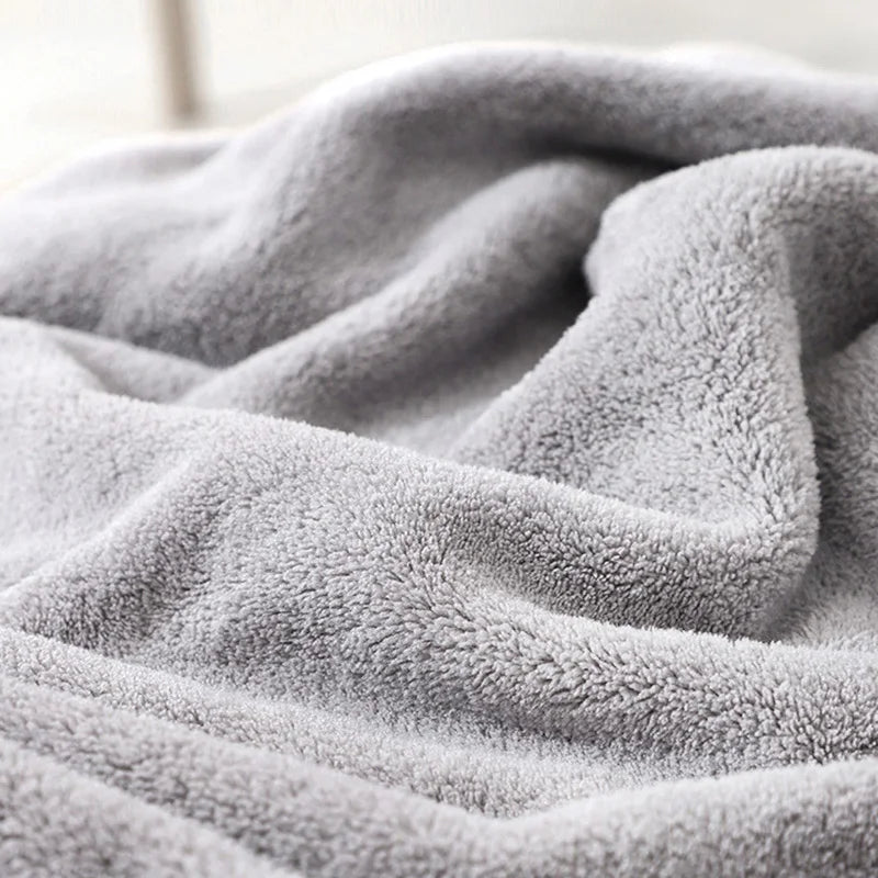 Serviette de bain bébé à capuche, bébé enveloppé après le bain